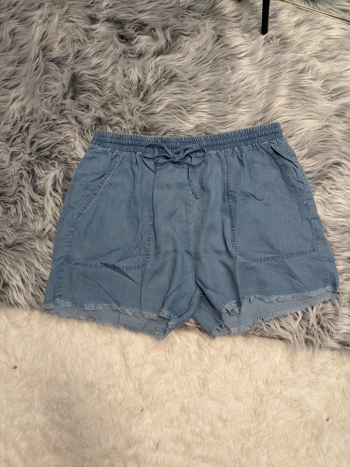 Distressed Hem Patch Pocket Shorts